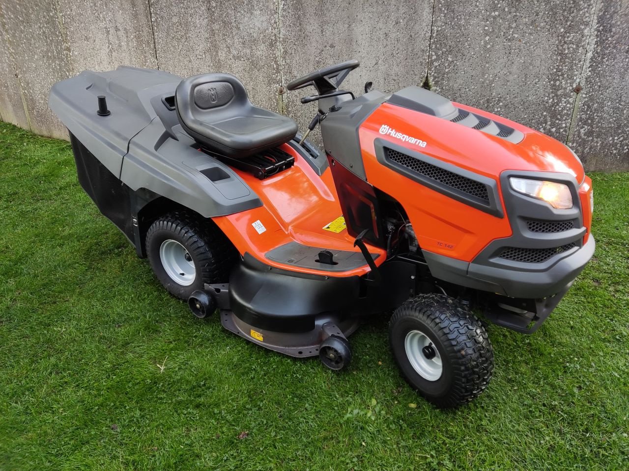 Sitzrasenmäher du type Husqvarna TC142, Gebrauchtmaschine en Klarenbeek (Photo 1)