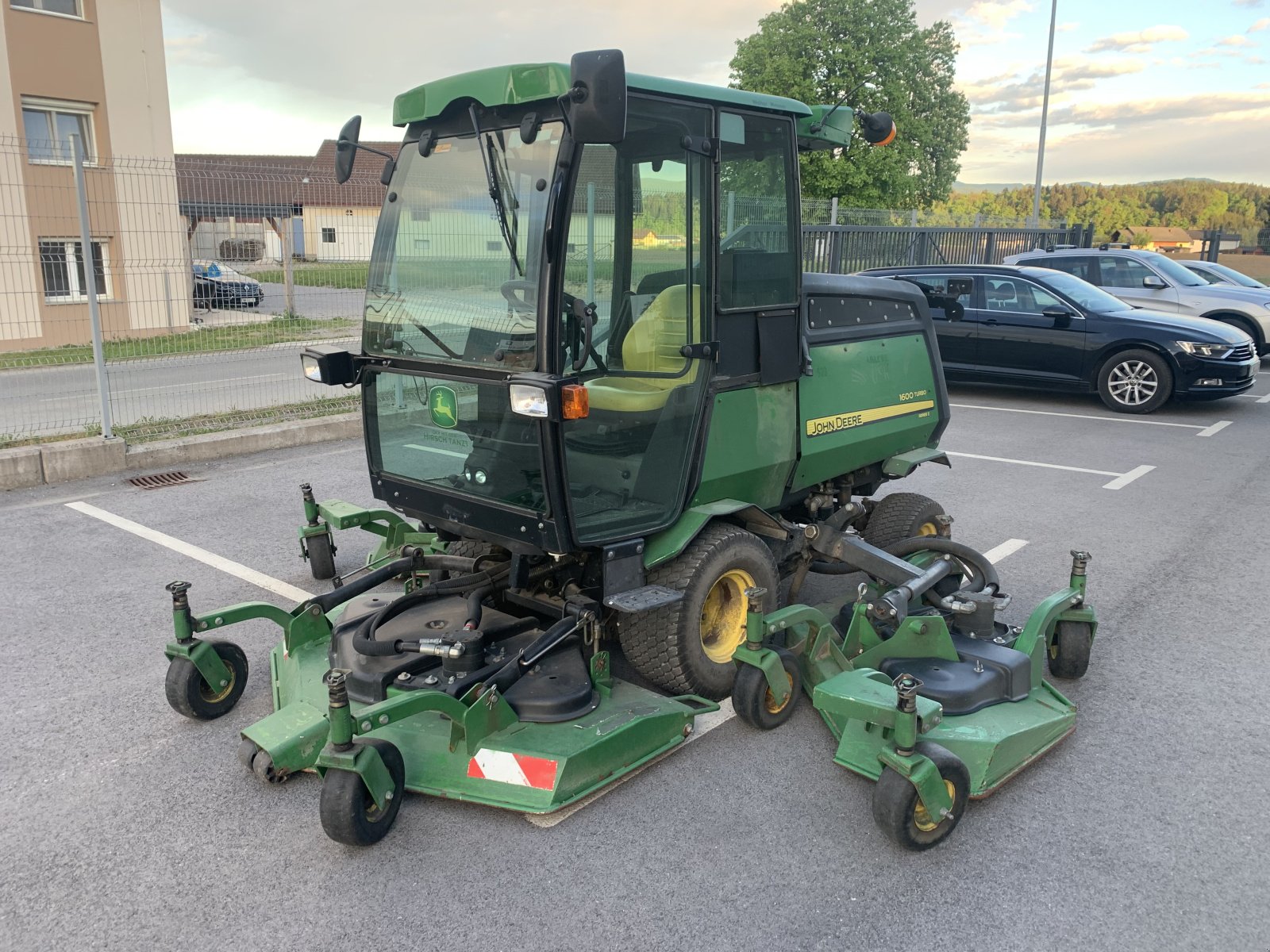 Sitzrasenmäher des Typs John Deere 1600 Turbo, Gebrauchtmaschine in STRAŽA (Bild 1)