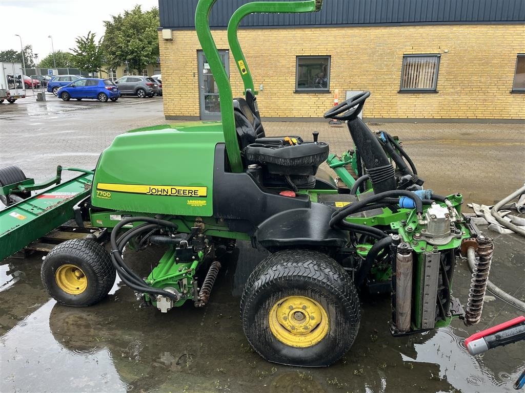 Sitzrasenmäher Türe ait John Deere 7700 PrecisionCut - 7 bladet cylindre, Gebrauchtmaschine içinde Kastrup (resim 1)