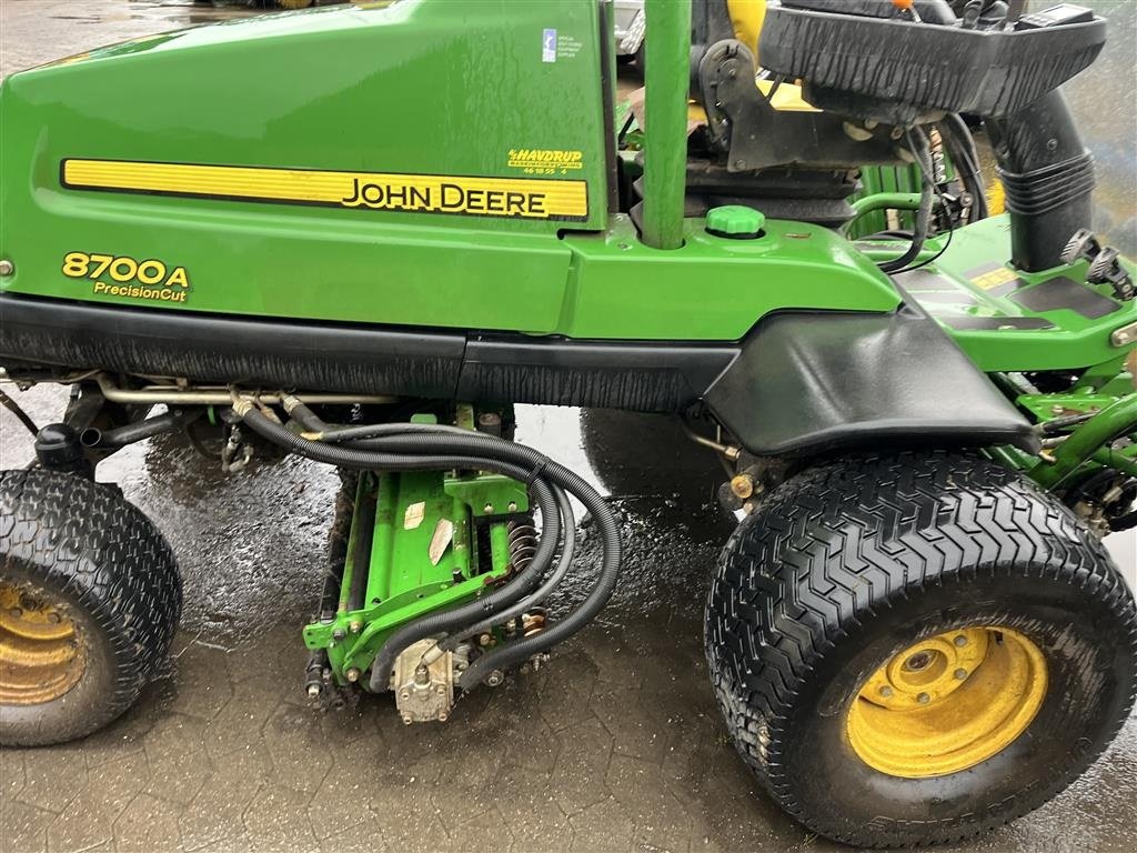 Sitzrasenmäher del tipo John Deere 8700 10 bladet cylindre grommer bagrulle børste, Gebrauchtmaschine en Kastrup (Imagen 5)