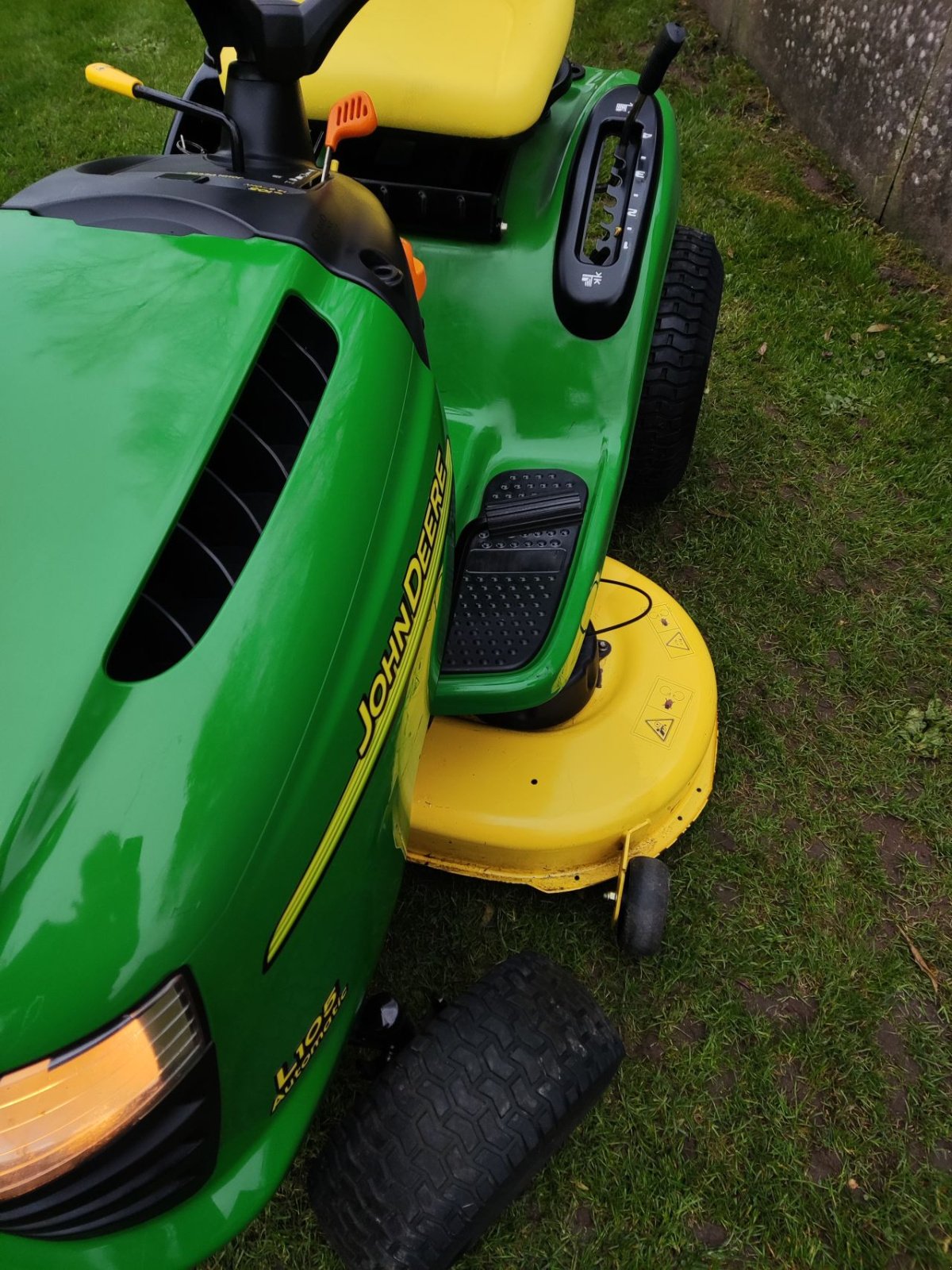 Sitzrasenmäher du type John Deere L105, Gebrauchtmaschine en Klarenbeek (Photo 2)