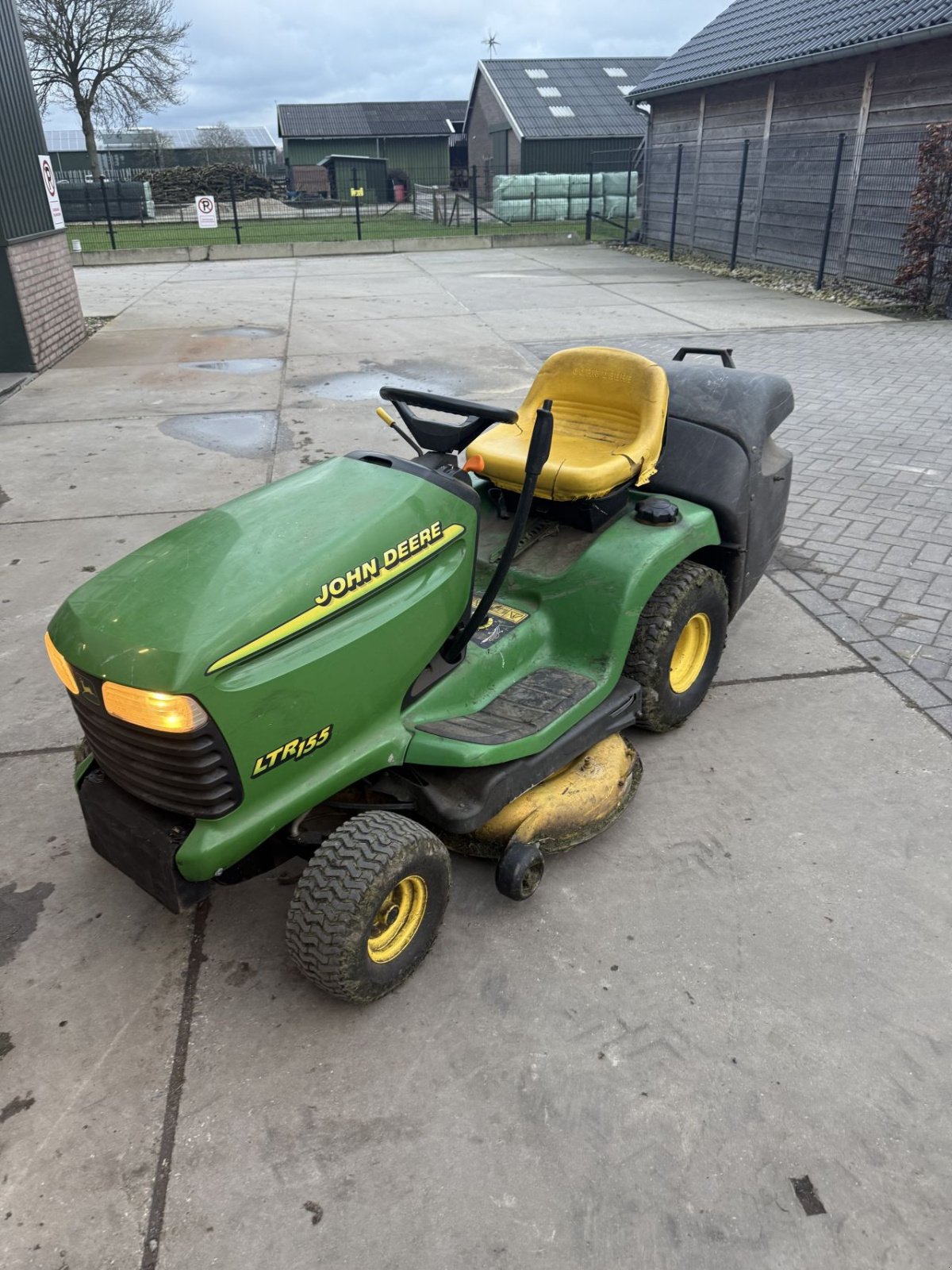 Sitzrasenmäher of the type John Deere Ltr155, Gebrauchtmaschine in Wadenoijen (Picture 1)