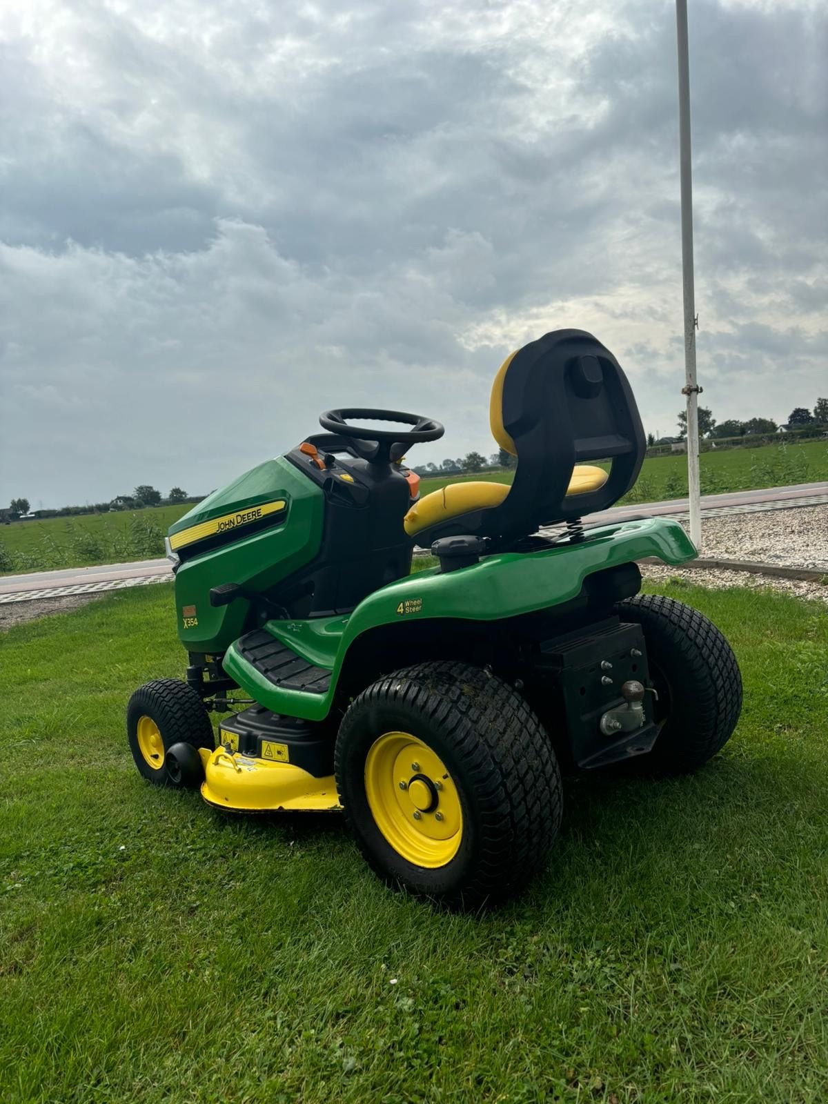 Sitzrasenmäher του τύπου John Deere X354, Gebrauchtmaschine σε Wadenoijen (Φωτογραφία 4)