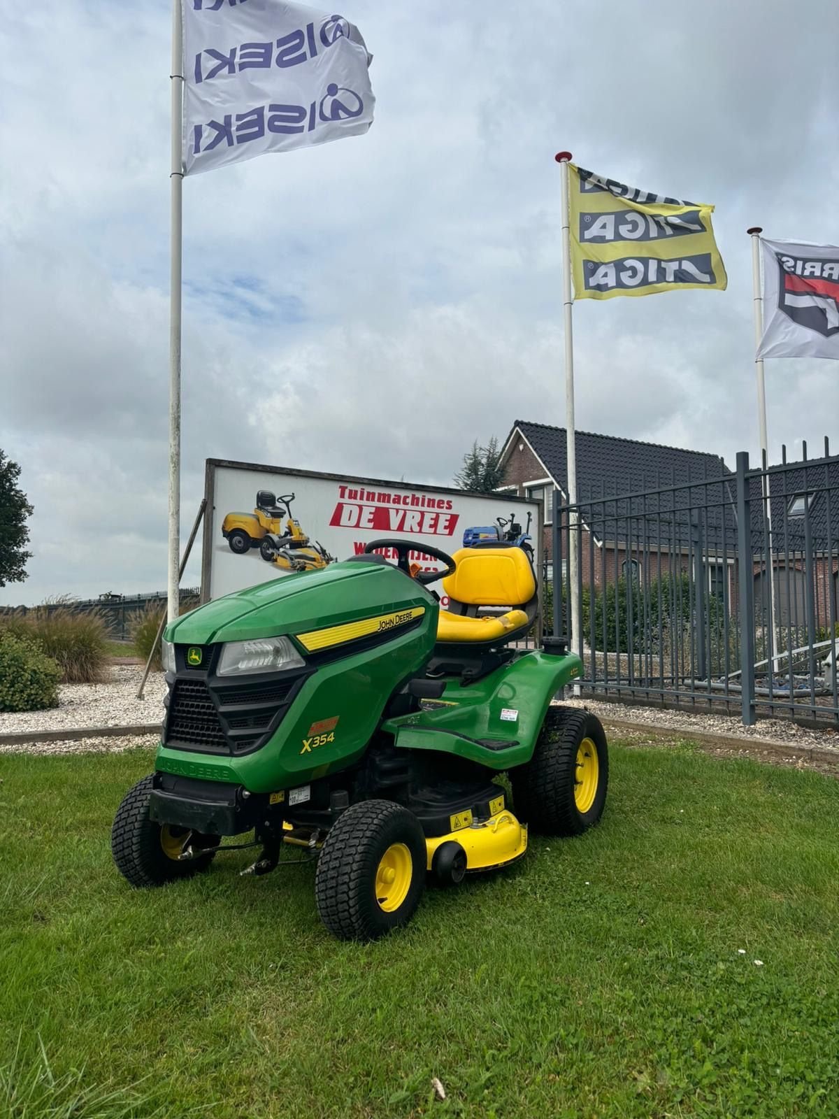 Sitzrasenmäher du type John Deere X354, Gebrauchtmaschine en Wadenoijen (Photo 1)