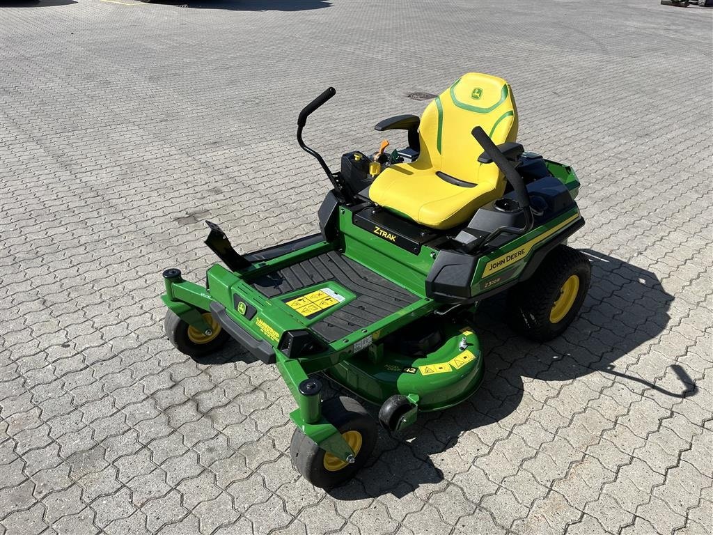 Sitzrasenmäher typu John Deere Z320r kun kørt 3 timer SOM NY!, Gebrauchtmaschine v Rønnede (Obrázek 5)