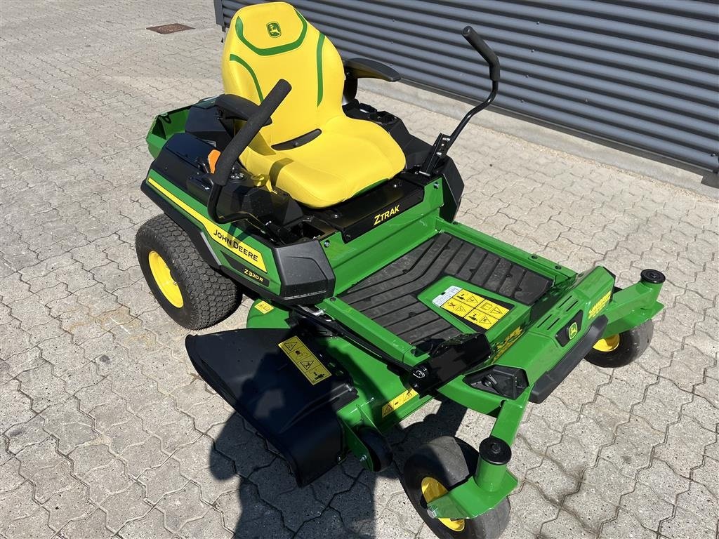 Sitzrasenmäher typu John Deere Z320r kun kørt 3 timer SOM NY!, Gebrauchtmaschine v Rønnede (Obrázek 8)