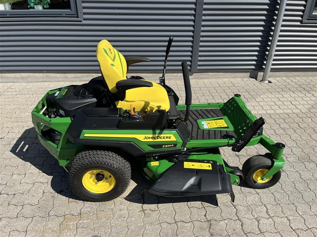 Sitzrasenmäher typu John Deere Z320r kun kørt 3 timer SOM NY!, Gebrauchtmaschine v Rønnede (Obrázek 1)