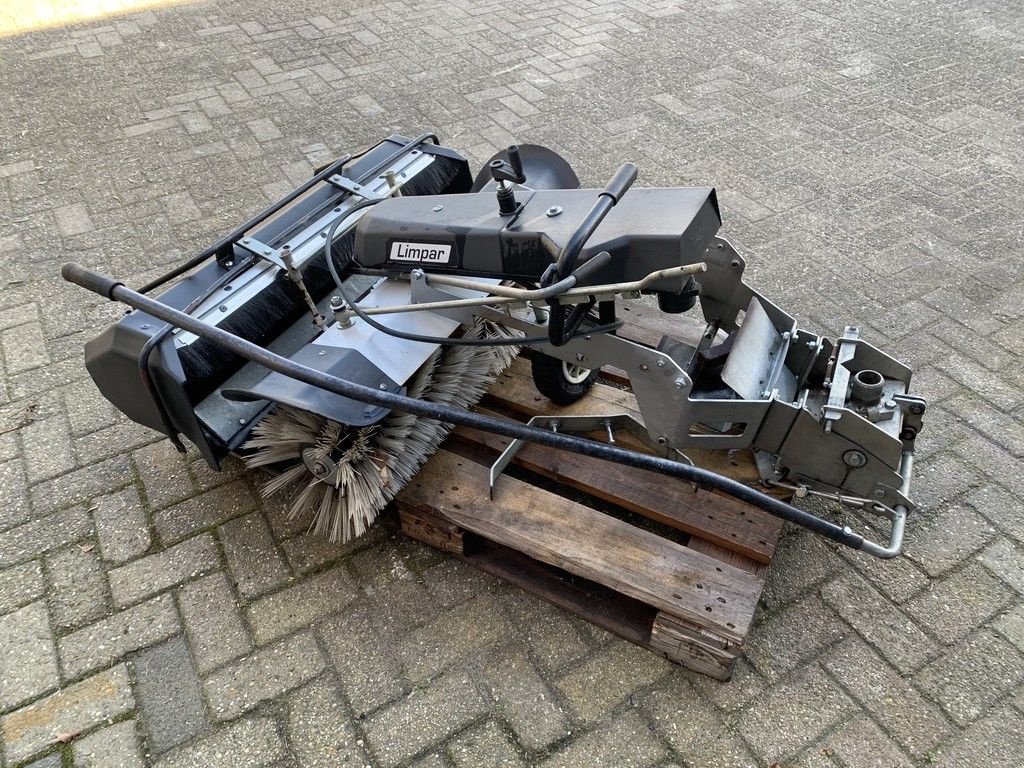 Sitzrasenmäher des Typs Sonstige Limpar FRONTVEEGMACHINE VOOR ZITMAAIER, Neumaschine in MARIENHEEM (Bild 5)