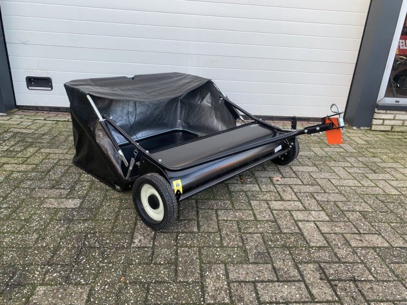 Sitzrasenmäher des Typs Stiga SWEEPER 42&quot;, Gebrauchtmaschine in MARIENHEEM (Bild 1)