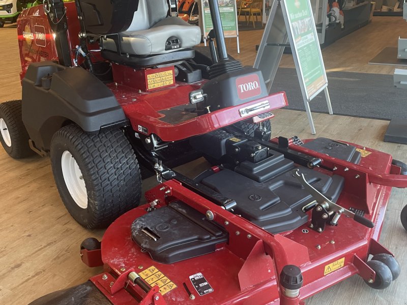 Sitzrasenmäher del tipo Toro Groundsmaster 3300, Neumaschine In Kißlegg