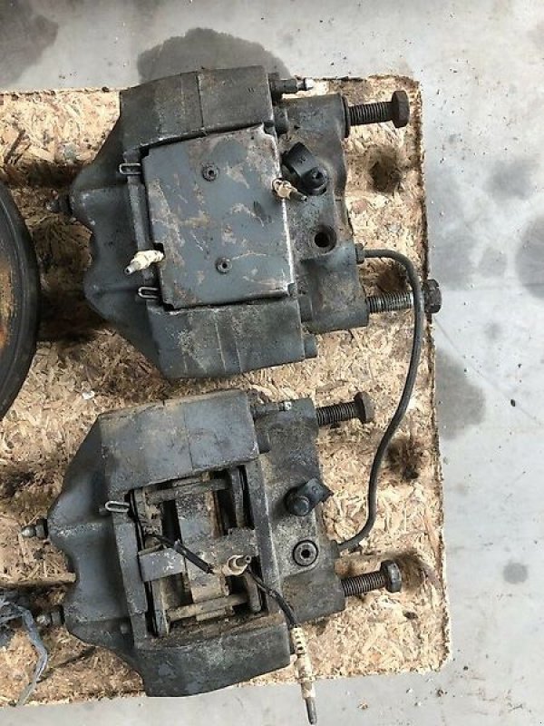 Sonstige Ersatzteile del tipo Sonstige 2 Bremssättel, Bremssattel, für 31mm Scheibe, Fendt 312, 311, usw, gebraucht In Meinerzhagen (Immagine 1)