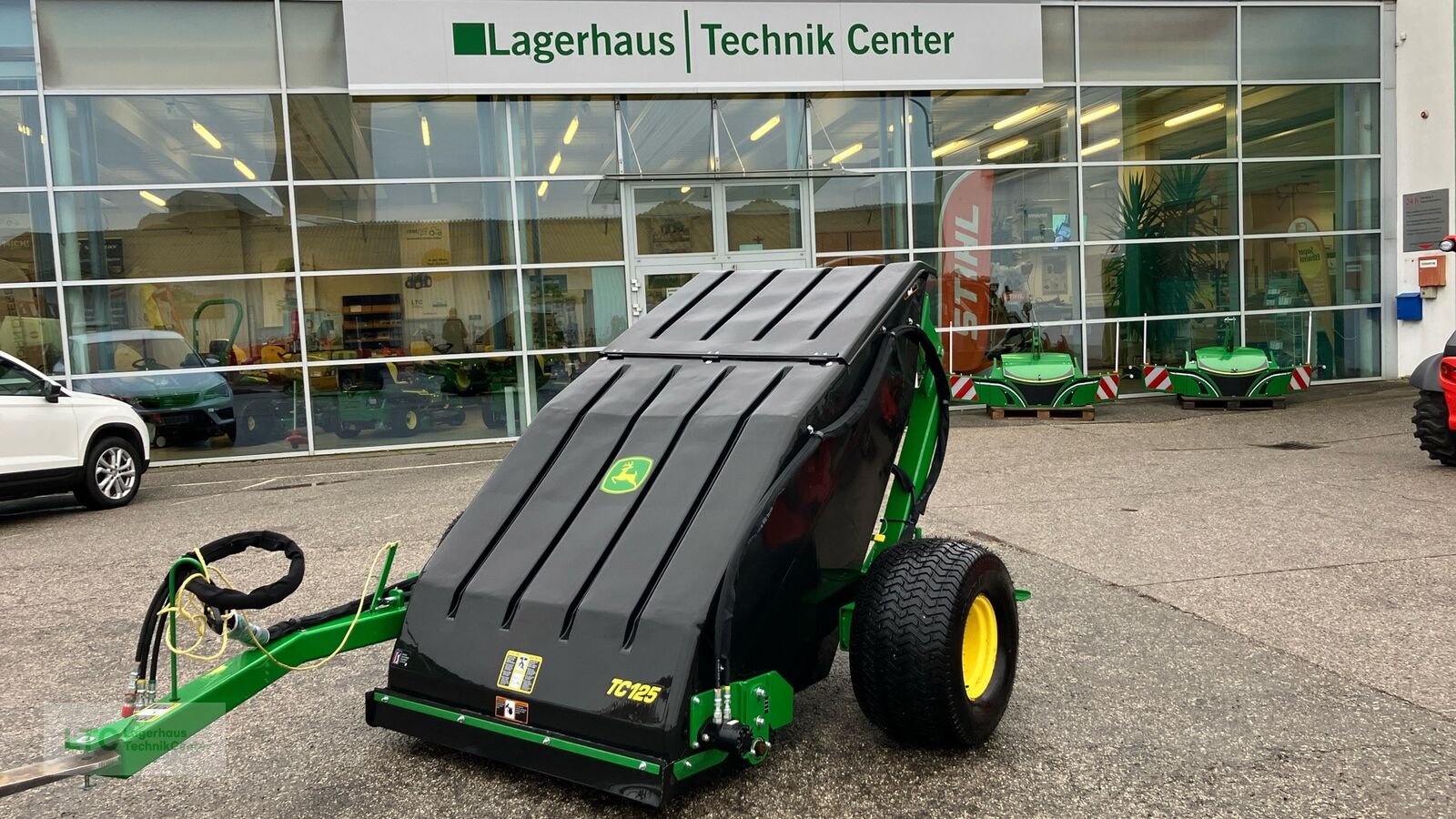 Sonstige Gartentechnik & Kommunaltechnik of the type John Deere TC125 Rasenkehrmaschine, Vorführmaschine in Herzogenburg (Picture 1)