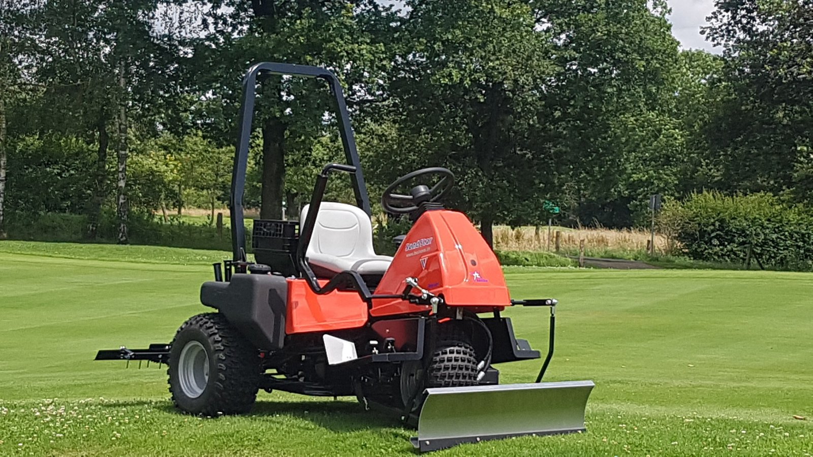 Sonstige Golftechnik van het type Smithco Sand Star 3-WD Diesel Neu, Neumaschine in Olpe (Foto 5)