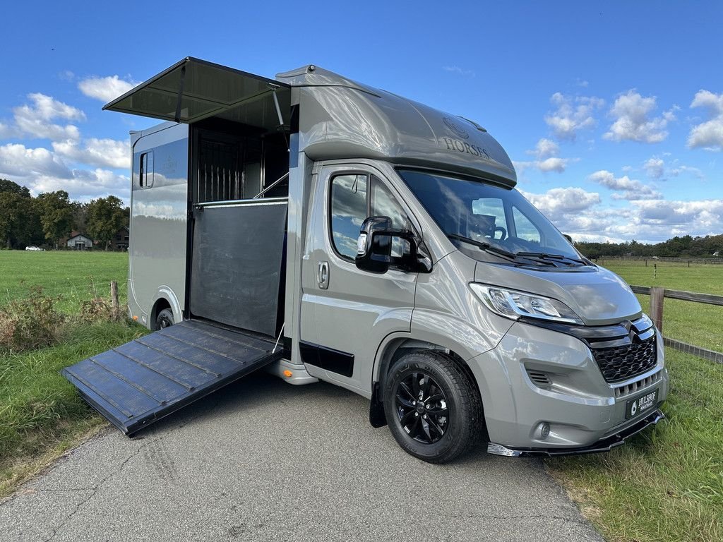 Sonstige Transporttechnik du type Citroen Jumper 2-paards paardenvrachtwagen XXL Black Line edition DEMO!, Gebrauchtmaschine en KOOTWIJKERBROEK (Photo 1)