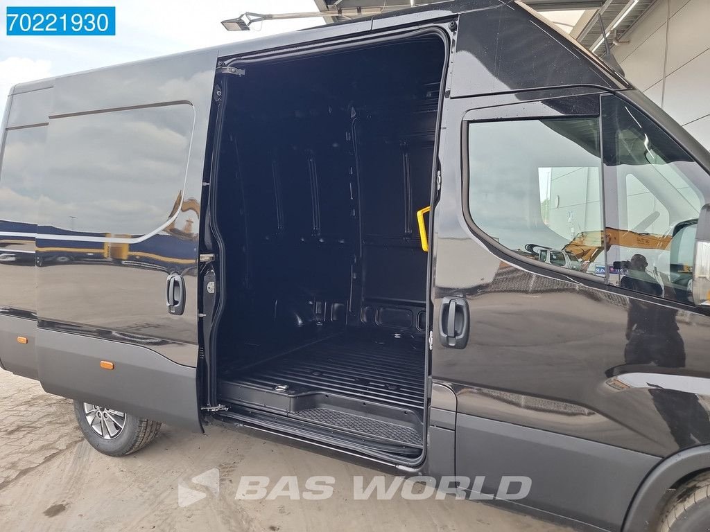 Sonstige Transporttechnik des Typs Iveco Daily 35S18 35S18 3.0 Black ACC Navi LED 3500KG Trekgewicht 12m3, Neumaschine in Veghel (Bild 7)