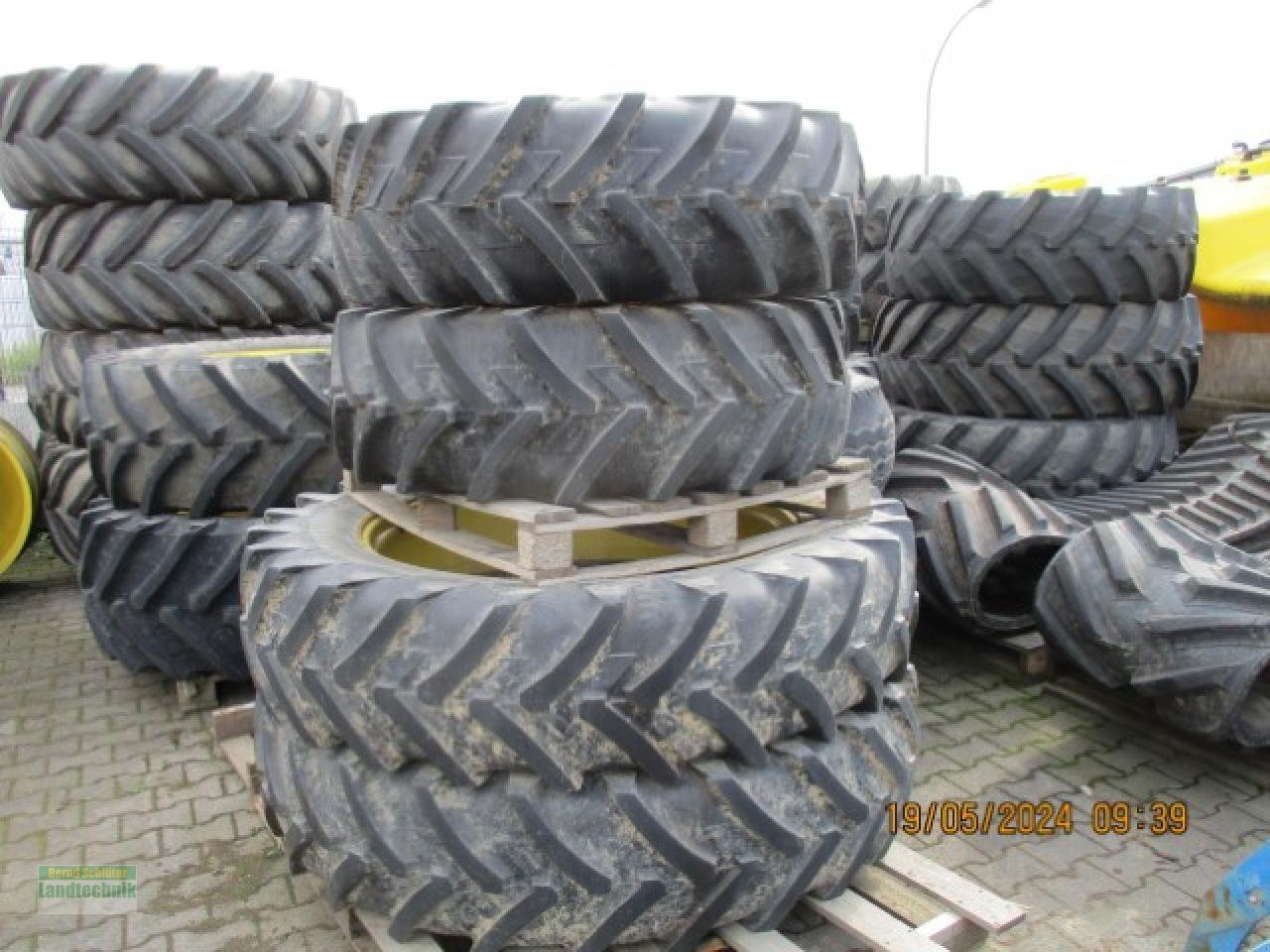 Sonstiges Traktorzubehör от тип John Deere 420/80R46  16.9-28, Gebrauchtmaschine в Büren (Снимка 1)