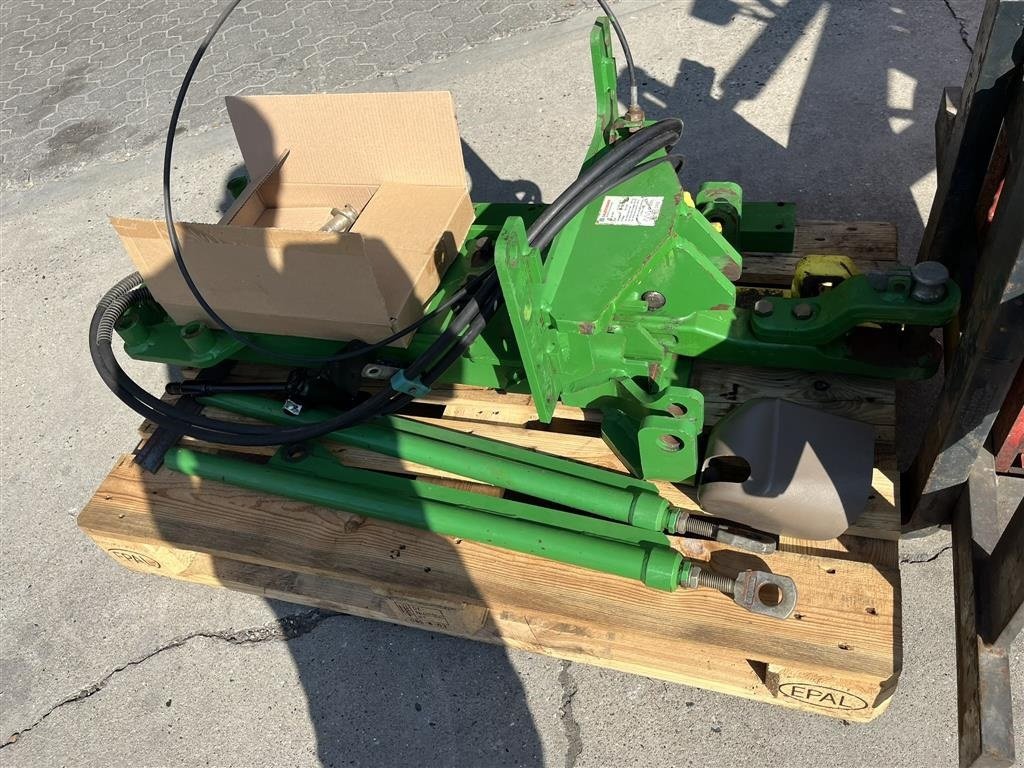 Sonstiges Traktorzubehör del tipo John Deere Hitchtræk med hydr. udskud Til følgende model 6330-7230R-8345R (my2010), Gebrauchtmaschine In Nørager (Immagine 2)