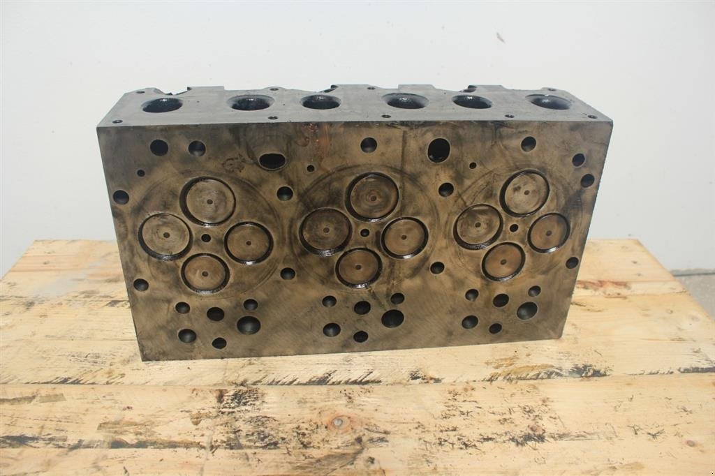 Sonstiges Traktorzubehör от тип Massey Ferguson 8690 Topstykke / Cylinder Head, Gebrauchtmaschine в Viborg (Снимка 2)