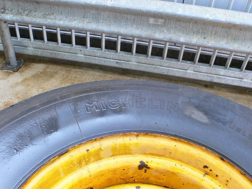 Sonstiges Traktorzubehör of the type Michelin 18 R 22.5 gazonbanden + velg, Gebrauchtmaschine in Borne (Picture 2)