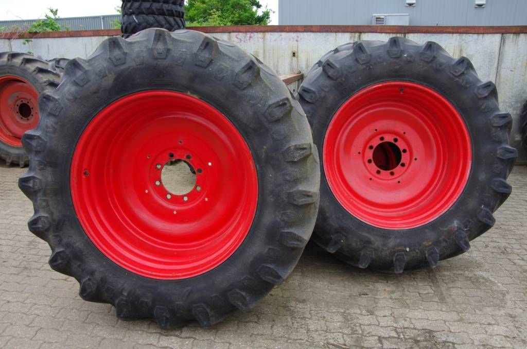 Sonstiges Traktorzubehör van het type Sonstige 2 x Pirelli 520/70r38 Banden, Gebrauchtmaschine in Borne (Foto 1)