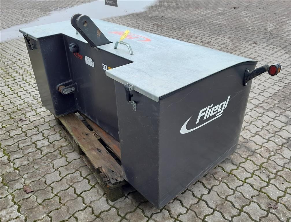 Sonstiges van het type Fliegl 1.500 kg. frontvægt med opbevaringsplads, Gebrauchtmaschine in Horsens (Foto 5)