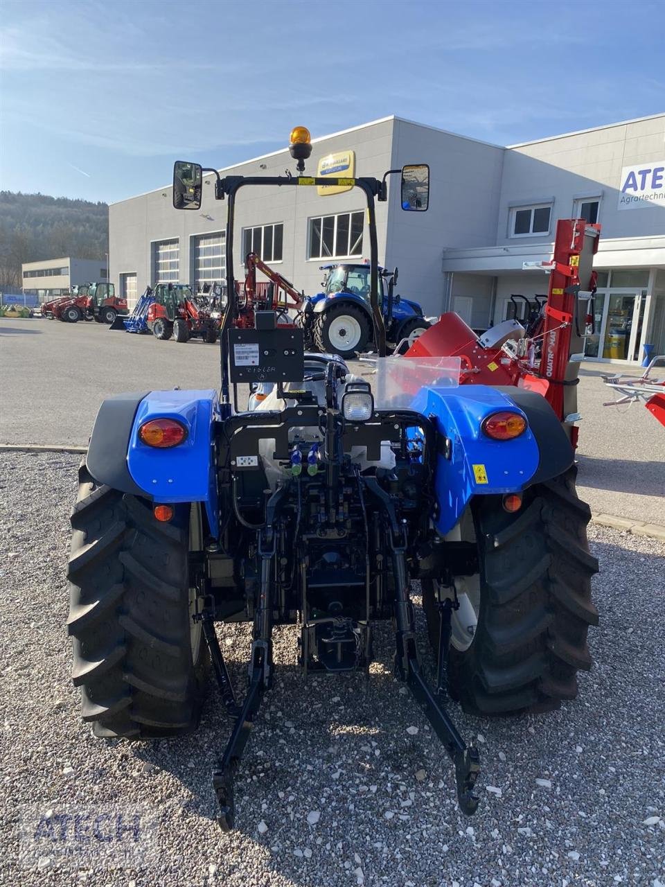 Sonstiges van het type New Holland T 3.60 LP, Neumaschine in Velburg (Foto 3)