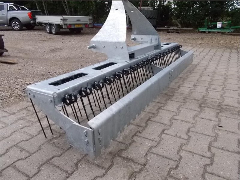 Sonstiges del tipo Sonstige - Gårdspladsrive til 3 punktophæng og pallegafler 190 cm med planerplanke, Gebrauchtmaschine In Roslev (Immagine 1)