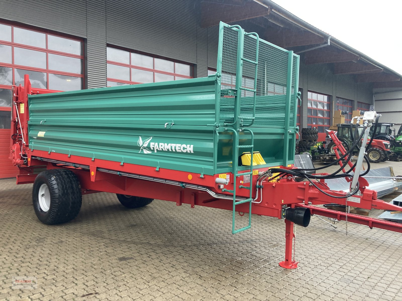 Stalldungstreuer des Typs Farmtec Superfex 800, Neumaschine in Mainburg/Wambach (Bild 1)