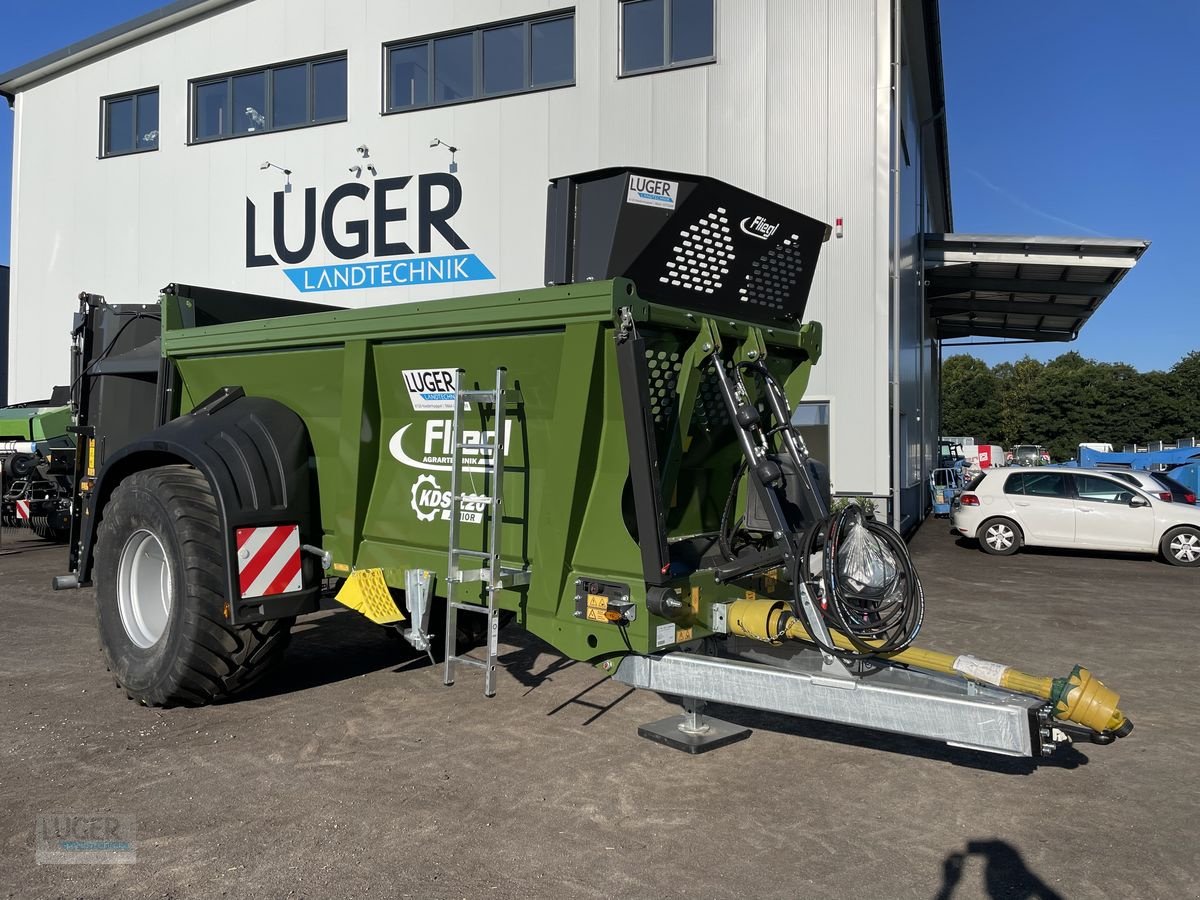 Stalldungstreuer of the type Fliegl KDS 120, Neumaschine in Niederkappel (Picture 1)