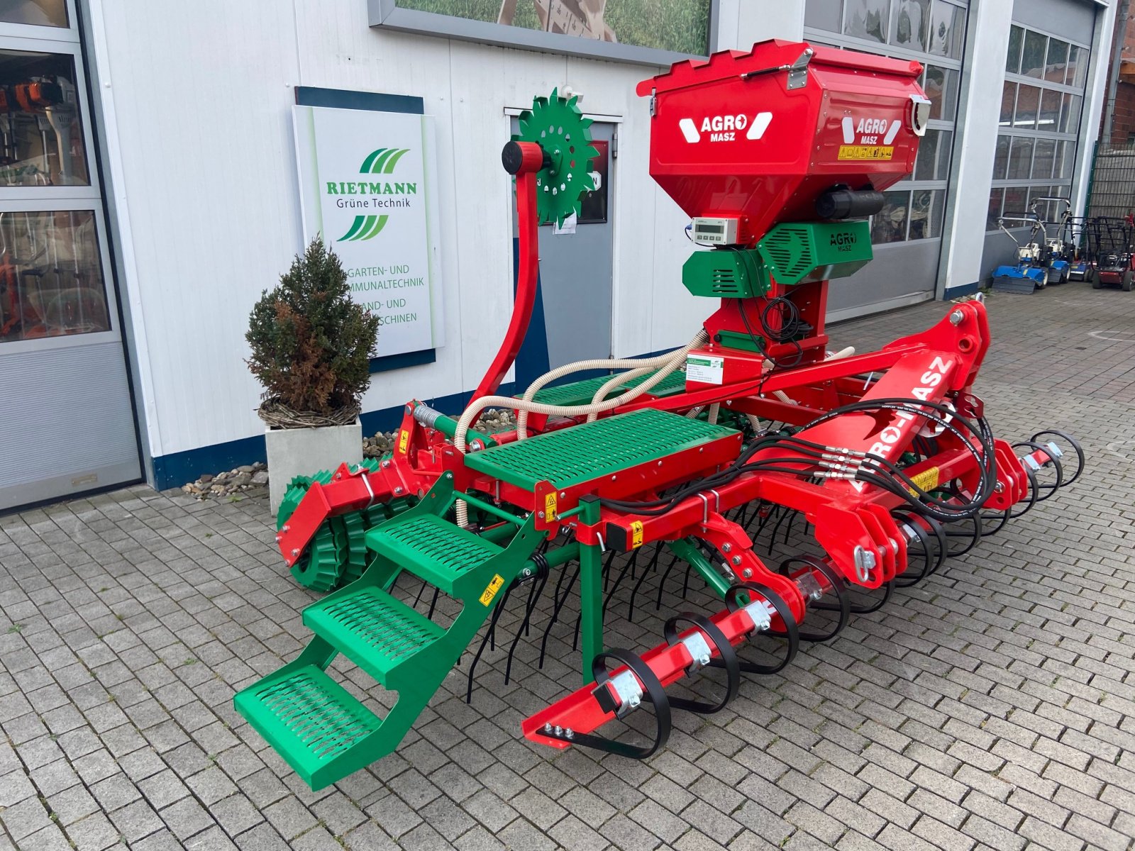 Striegel mit Nachsaateinrichtung del tipo Agro-Masz Grass 300, Neumaschine en Coesfeld (Imagen 1)