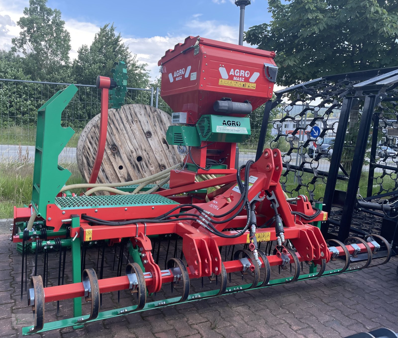 Striegel mit Nachsaateinrichtung des Typs Agro-Masz Grass 300, Neumaschine in Bad Kötzting (Bild 1)