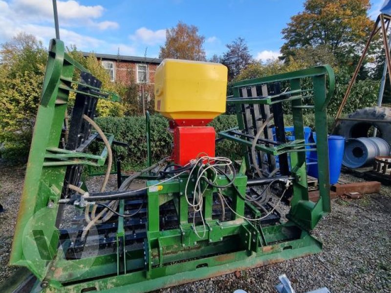 Striegel mit Nachsaateinrichtung des Typs Düvelsdorf Grünlandstriegel Green Rake Classic 6 m, Gebrauchtmaschine in Börm