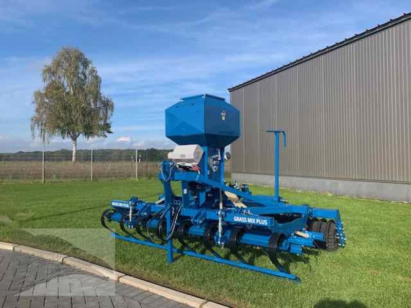 Striegel mit Nachsaateinrichtung typu Grassmix 3.0 Plus mit Sternwalze, Neumaschine v Olingen (Obrázek 1)