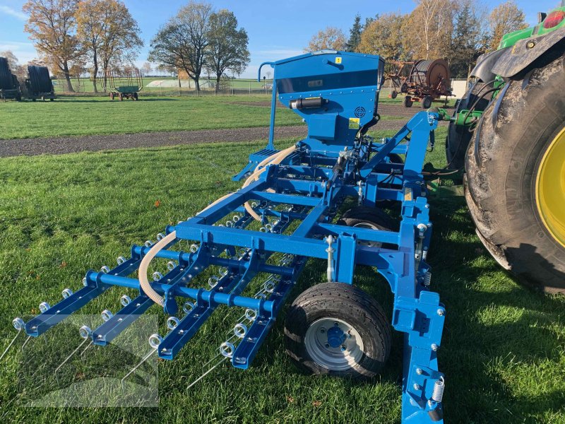 Striegel mit Nachsaateinrichtung typu Grassmix 6m Vorführmaschine, Gebrauchtmaschine v Hermannsburg