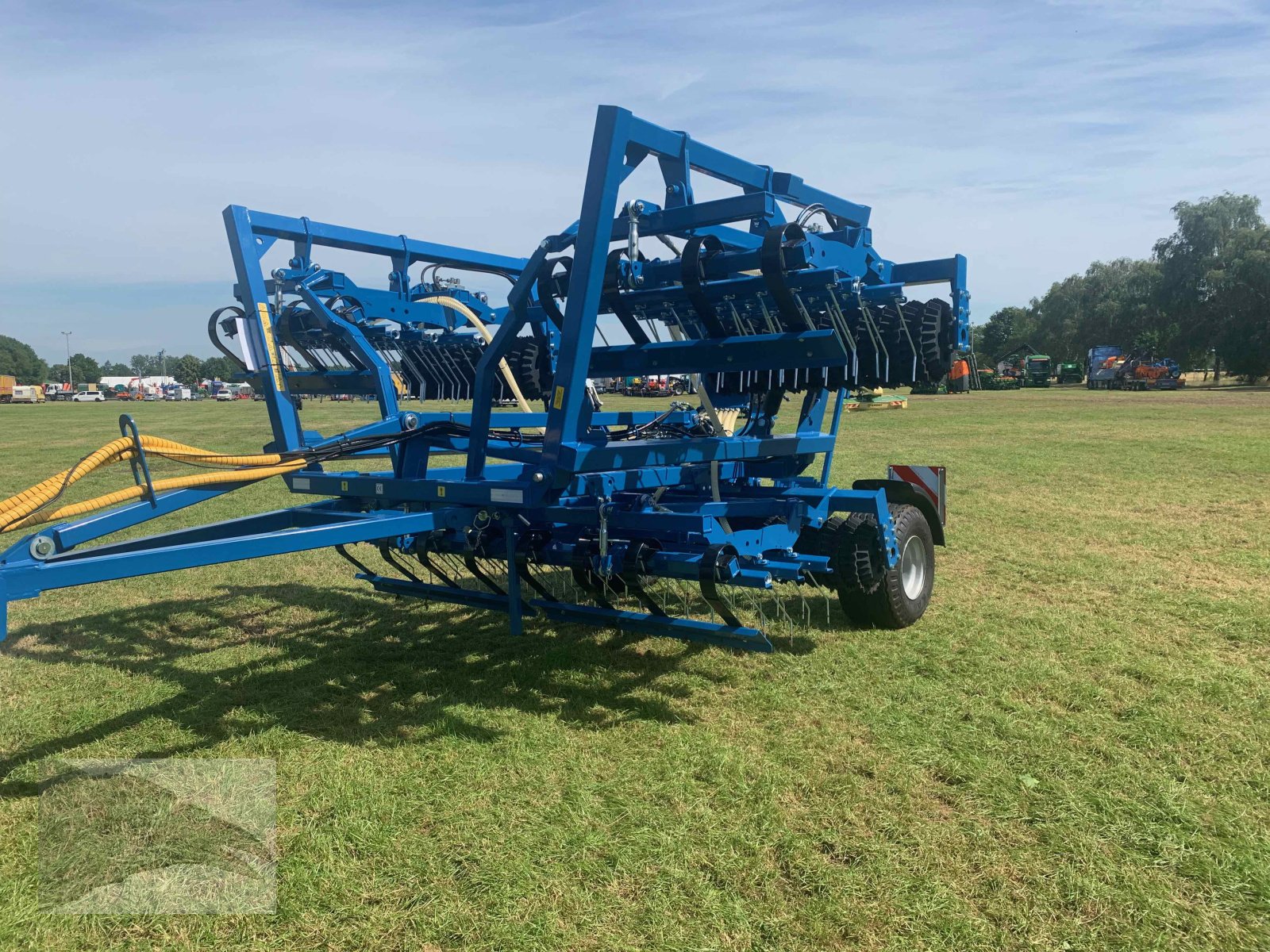 Striegel mit Nachsaateinrichtung typu Grassmix Wiesenstriegel mit Walze 6m, Neumaschine v Hermannsburg (Obrázek 14)