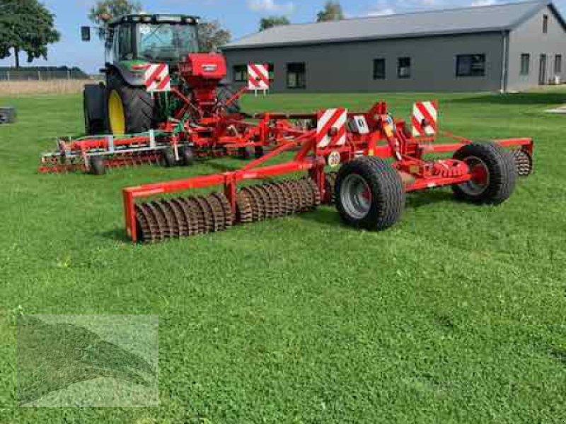 Striegel mit Nachsaateinrichtung des Typs Güttler Greenmaster 600 mit Prismenwalze, Gebrauchtmaschine in Hermannsburg