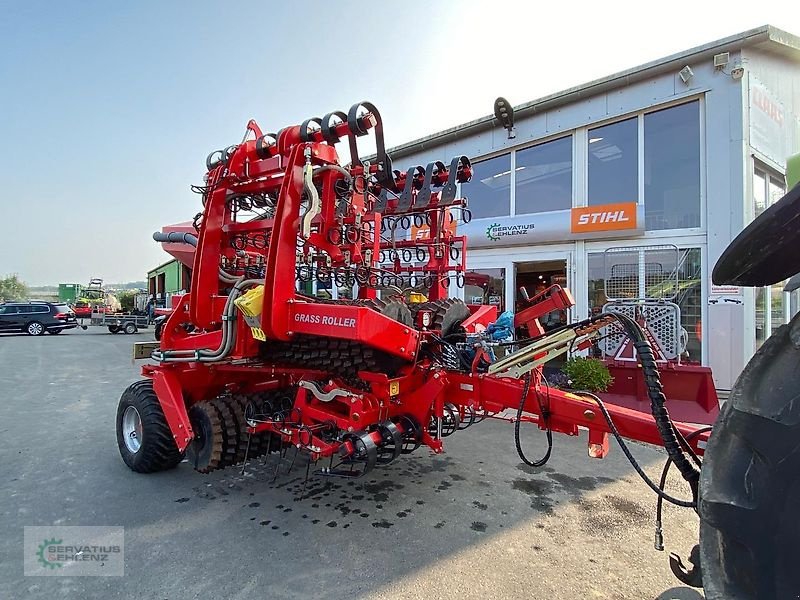 Striegel mit Nachsaateinrichtung Türe ait HE-VA HE-VA Grass Roller 6,30 M Der Allrounder für Grünland und Acker, Vorführmaschine içinde Rittersdorf (resim 1)