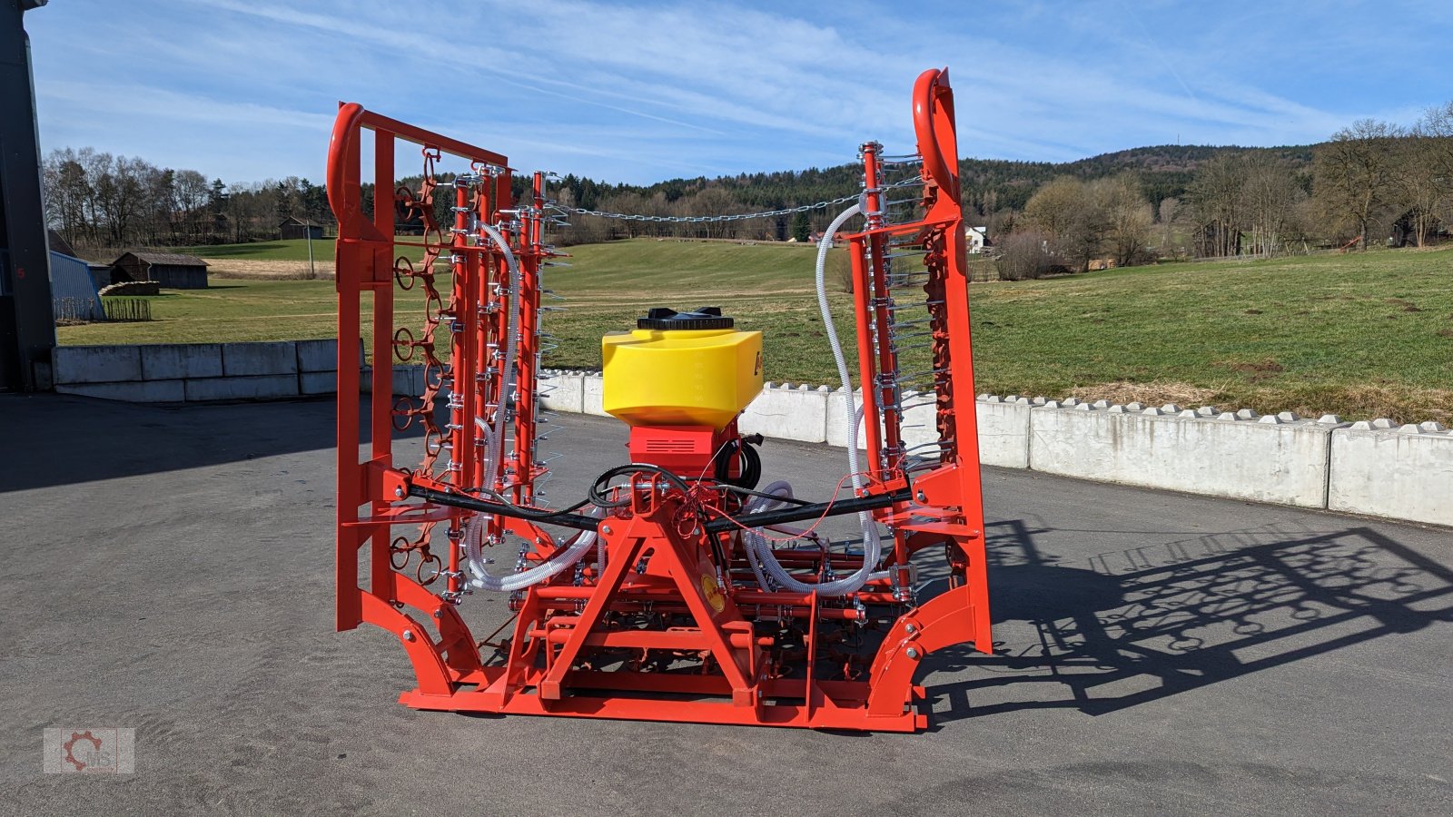 Striegel mit Nachsaateinrichtung of the type Jar-Met 6m Wiesenstriegel Wiesenschleppe Striegel Netz APV pneumatik Streuer, Neumaschine in Tiefenbach (Picture 3)