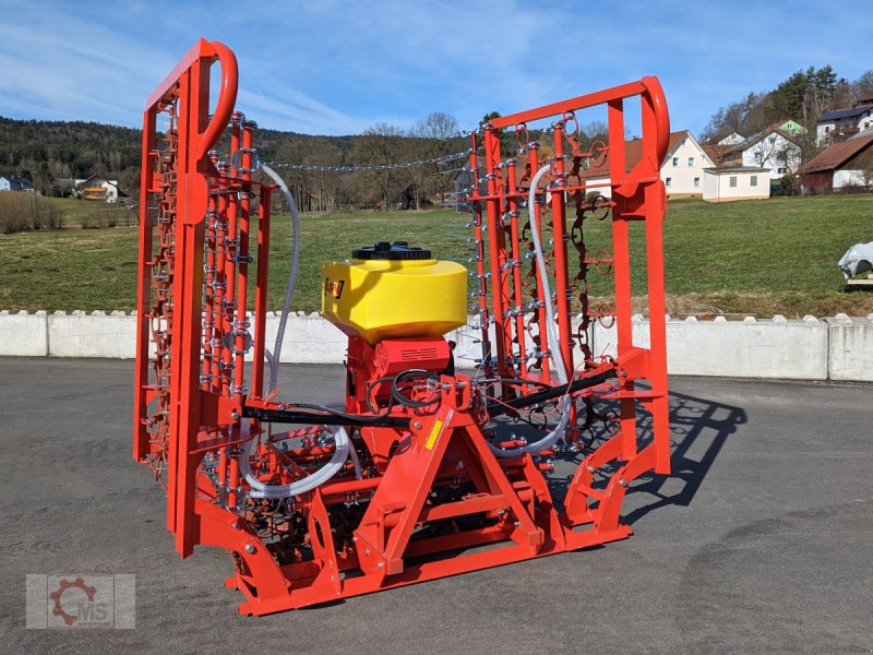 Striegel mit Nachsaateinrichtung des Typs Jar-Met 6m Wiesenstriegel Wiesenschleppe Striegel Netz APV pneumatik Streuer, Neumaschine in Tiefenbach (Bild 1)