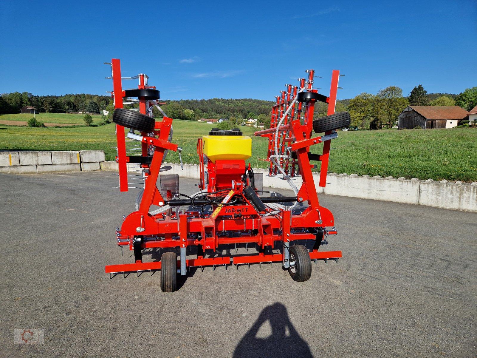 Striegel mit Nachsaateinrichtung of the type Jar-Met Wiesenstriegel 6m APV Pneumatisch, Neumaschine in Tiefenbach (Picture 2)