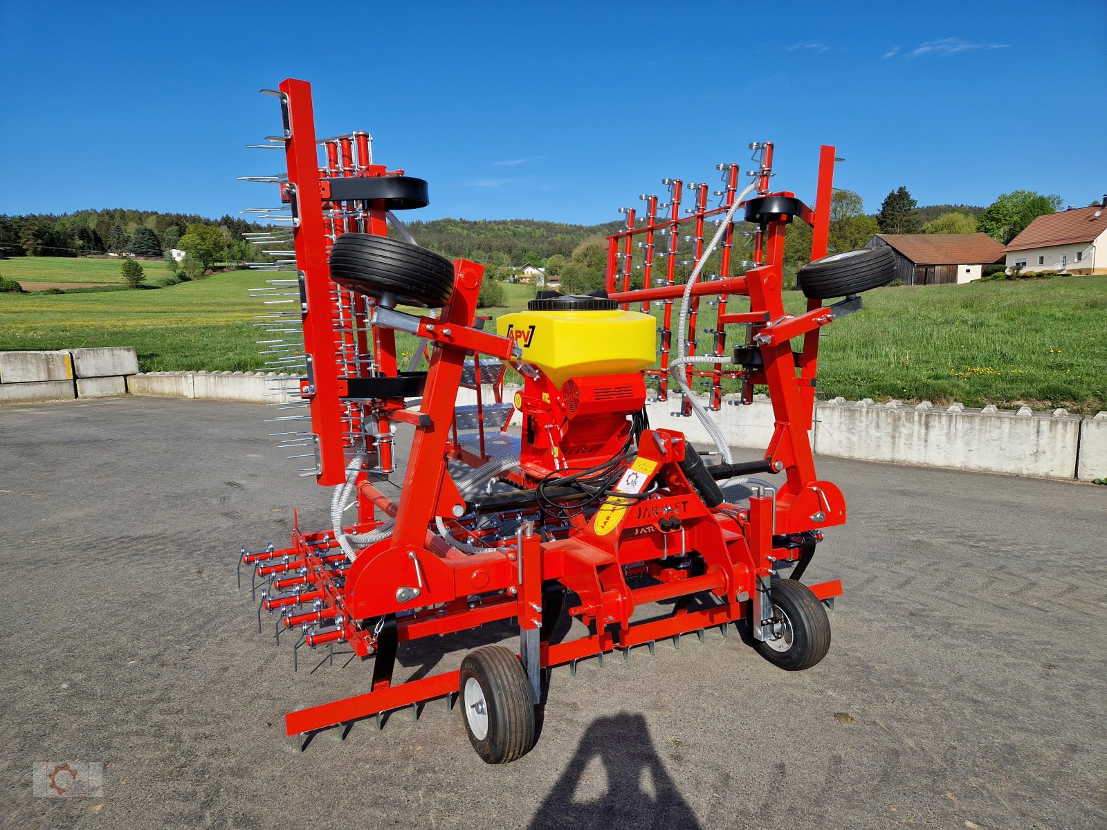 Striegel mit Nachsaateinrichtung of the type Jar-Met Wiesenstriegel 6m APV Pneumatisch, Neumaschine in Tiefenbach (Picture 1)