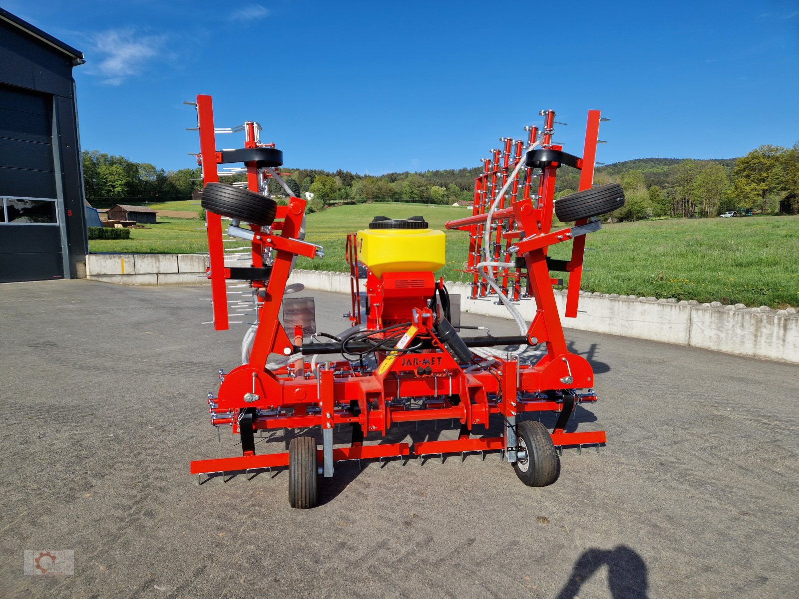 Striegel mit Nachsaateinrichtung des Typs Jar-Met Wiesenstriegel 6m APV Pneumatisch, Neumaschine in Tiefenbach (Bild 15)