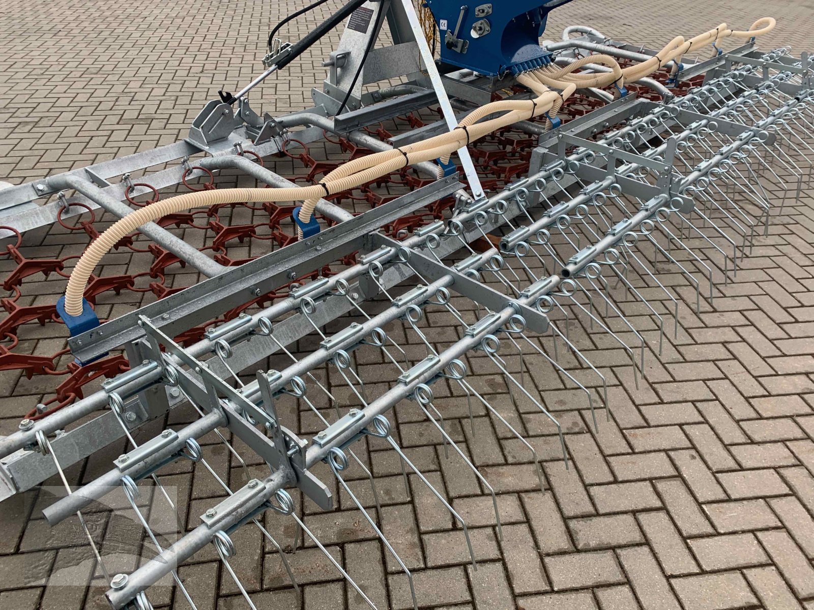 Striegel mit Nachsaateinrichtung van het type VORATECK Wiesenegge 6m mit Nachsaateinrichtung und Striegel 6m, Neumaschine in Hermannsburg (Foto 13)