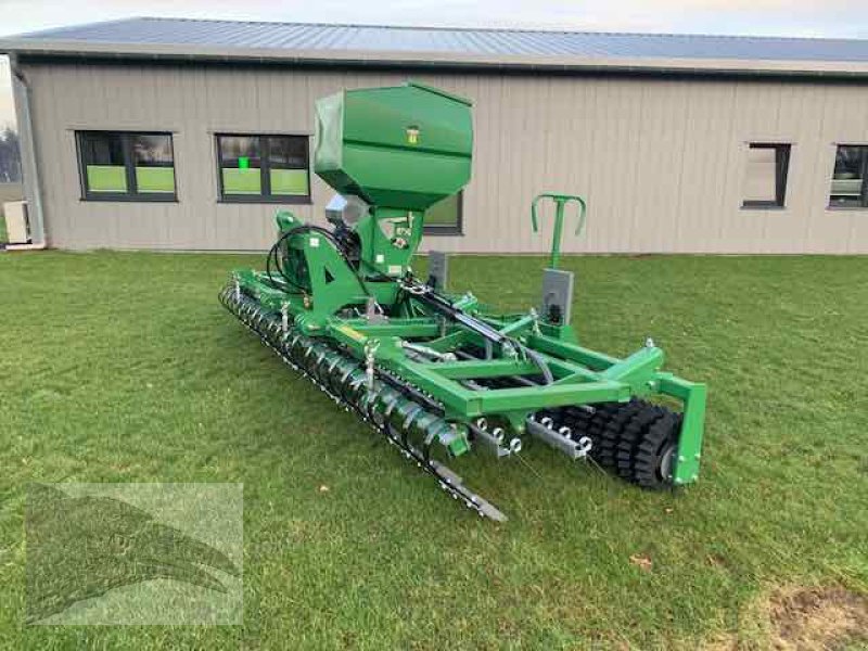 Striegel mit Nachsaateinrichtung van het type VORATECK Wiesenstriegel 5m mit Sternwalze, Neumaschine in Hermannsburg (Foto 1)