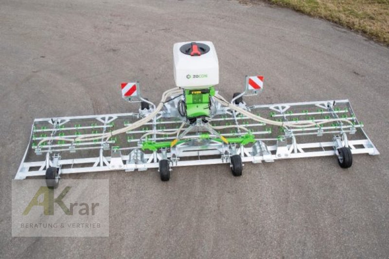 Striegel mit Nachsaateinrichtung des Typs Zocon Grünlandstriegel Greenkeeper Plus 6m / 8m mit Sägerät, Neumaschine in Königsberg (Bild 1)