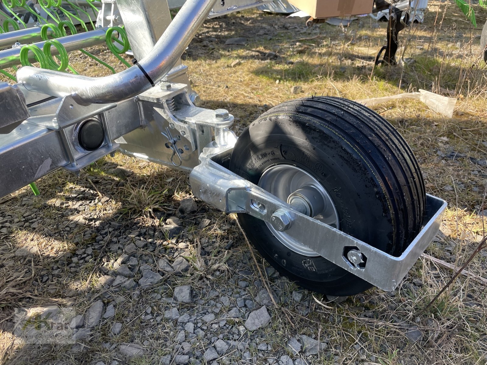 Striegel mit Nachsaateinrichtung des Typs Zocon Grünlandstriegel Greenkeeper Plus 6m / 8m mit Sägerät, Neumaschine in Königsberg (Bild 11)