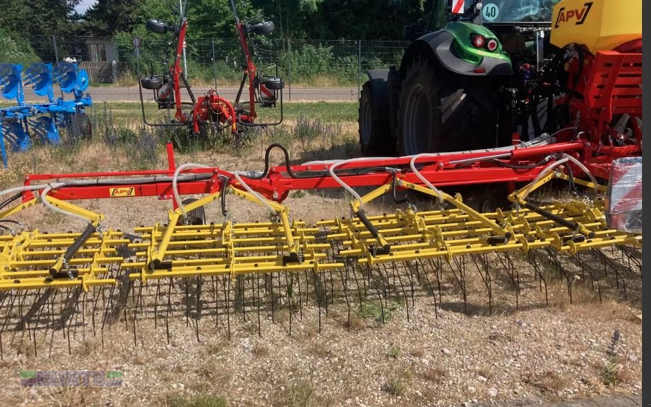 Striegel des Typs APV 1200 Ackerstriegel auch mit Sägerät PS 300 M 1, Neumaschine in Buchdorf (Bild 2)