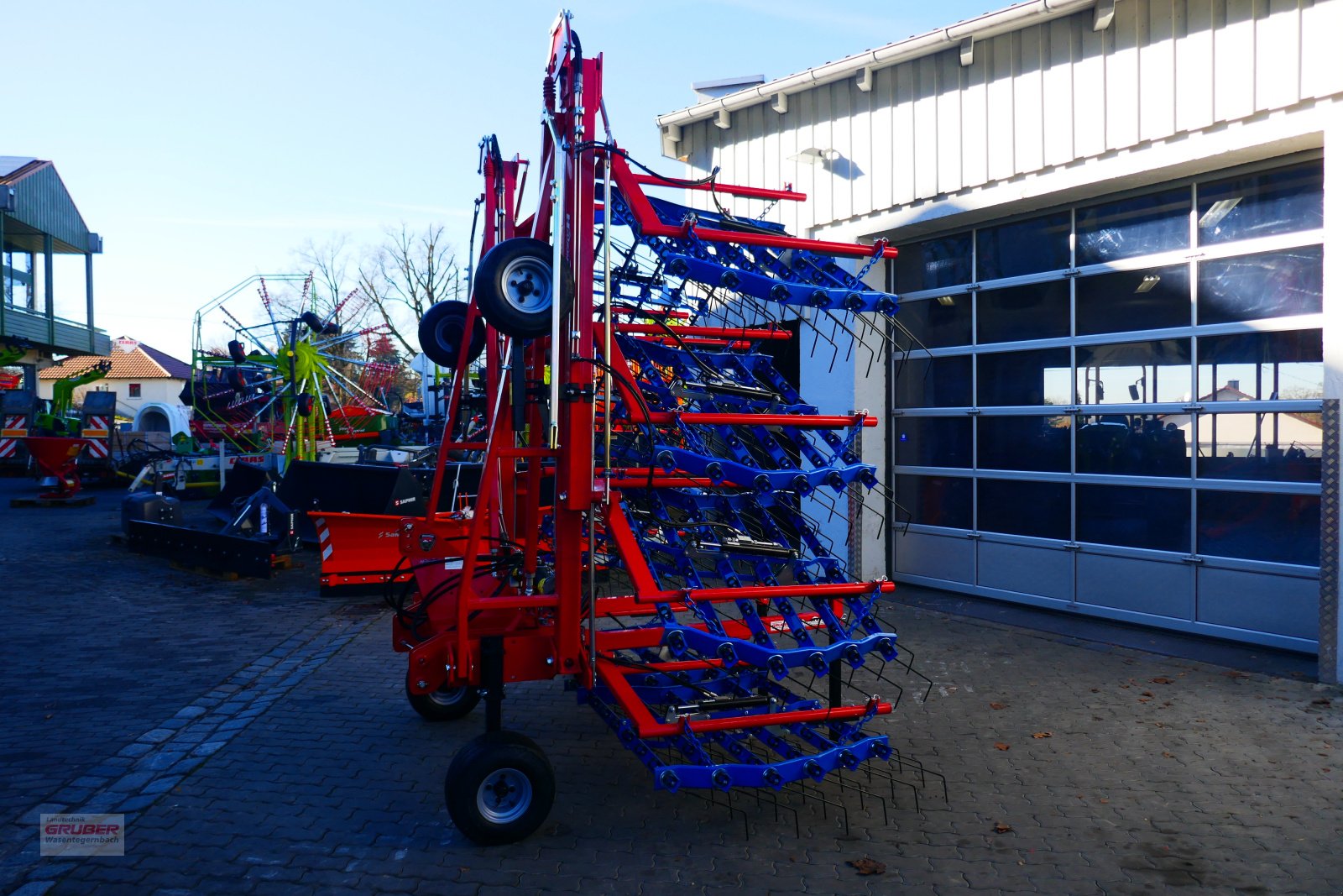 Striegel van het type Hatzenbichler 12 m Originalstriegel mit hydr. Zinkenverstellung, Neumaschine in Dorfen (Foto 8)