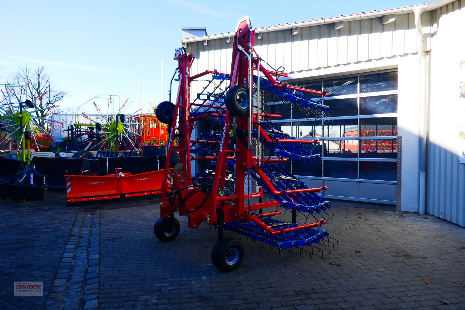 Striegel van het type Hatzenbichler 12 m Originalstriegel mit hydr. Zinkenverstellung, Neumaschine in Dorfen (Foto 9)