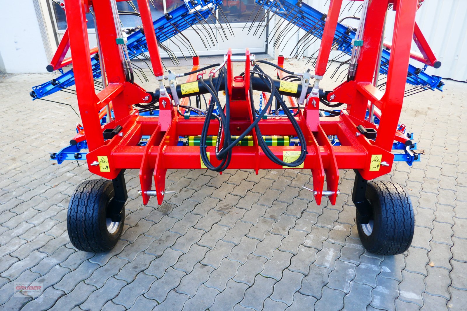 Striegel van het type Hatzenbichler 12 m Originalstriegel mit hydr. Zinkenverstellung, Neumaschine in Dorfen (Foto 10)